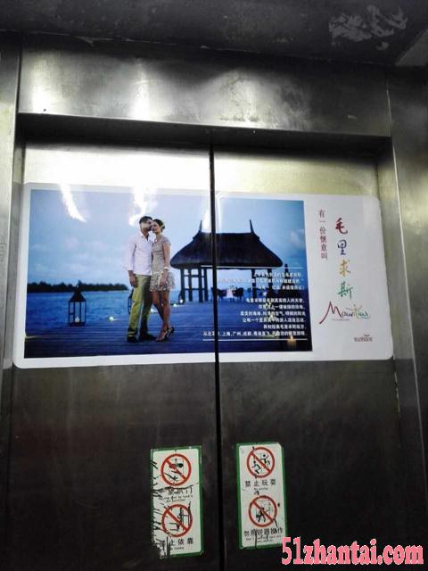 一手开发上海电梯门贴海报广告亚瀚传媒诚挚为您服务-图1