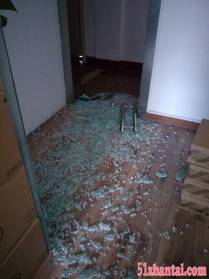 杨浦区办公室隔断玻璃碎了配玻璃-图1
