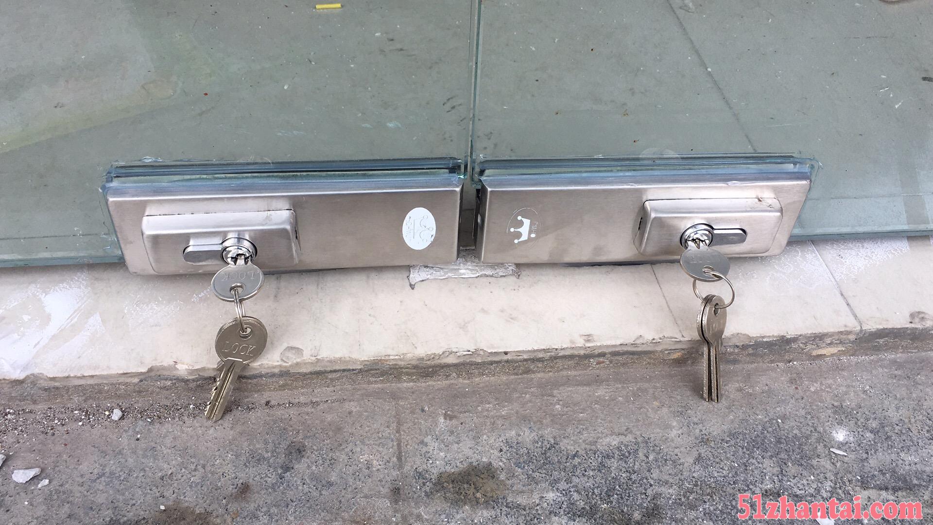 上海安装门锁电话长宁区玻璃门地弹簧维修更换安装-图4