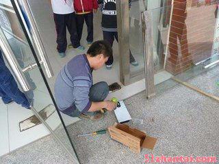 上海长宁区玻璃门维修|上海地弹簧更换安装师傅-图1