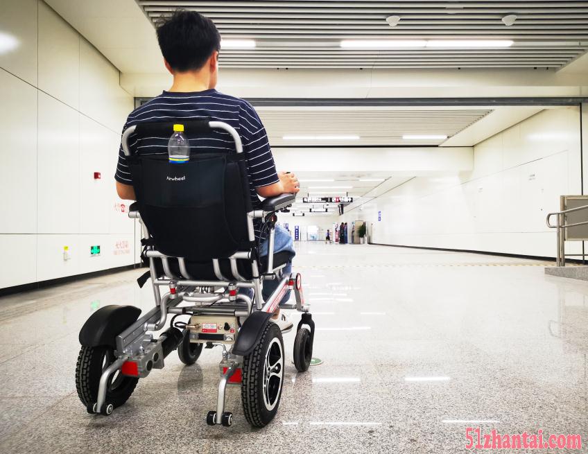 腿脚不便人士专用，可遥控的智能电动轮椅-图1